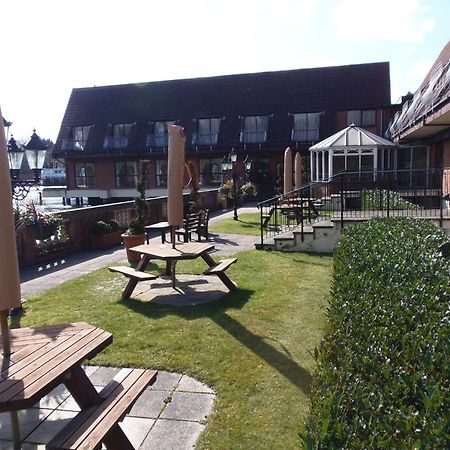 Lakeside International Hotel Camberley Exteriör bild