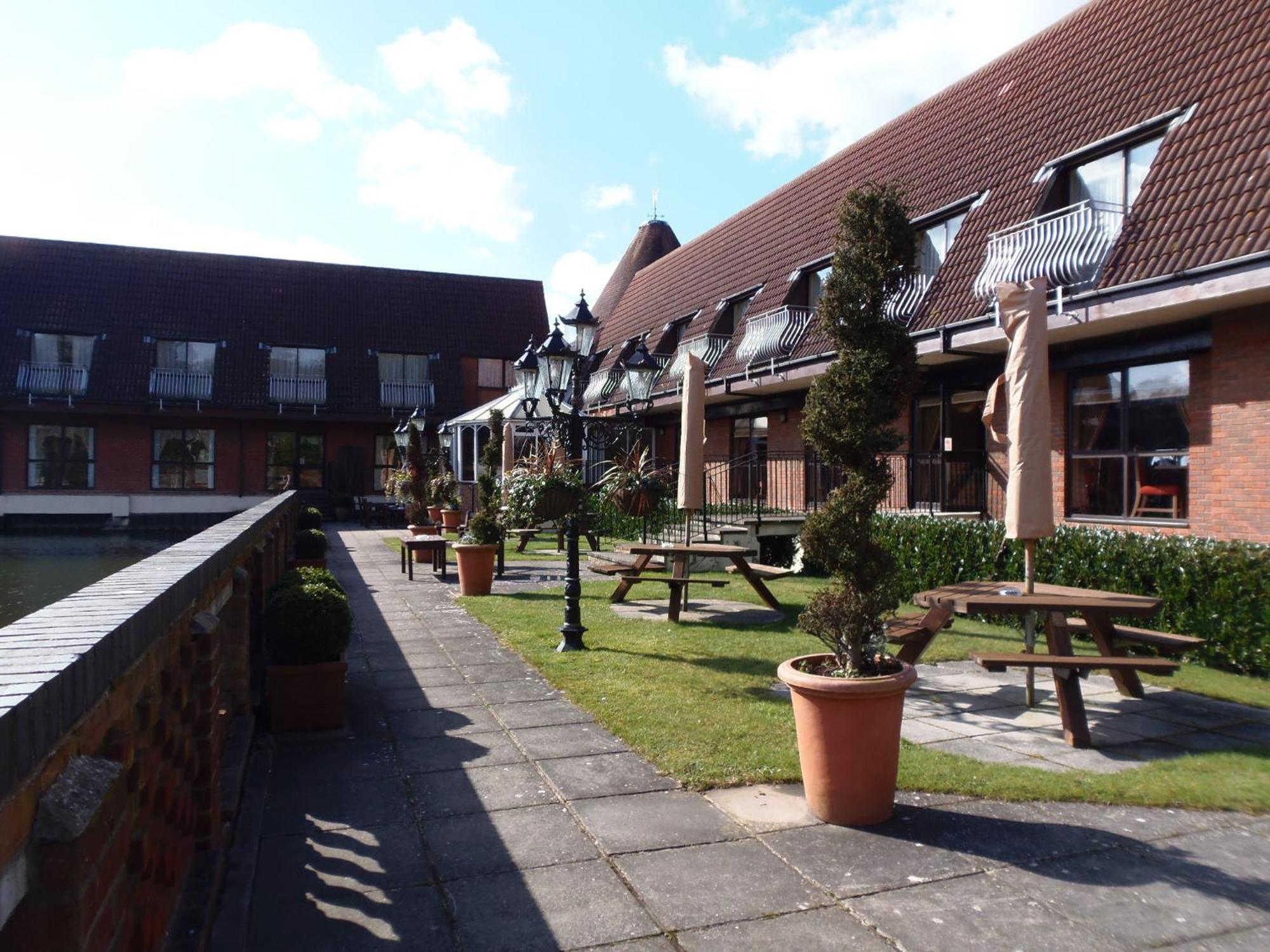 Lakeside International Hotel Camberley Exteriör bild