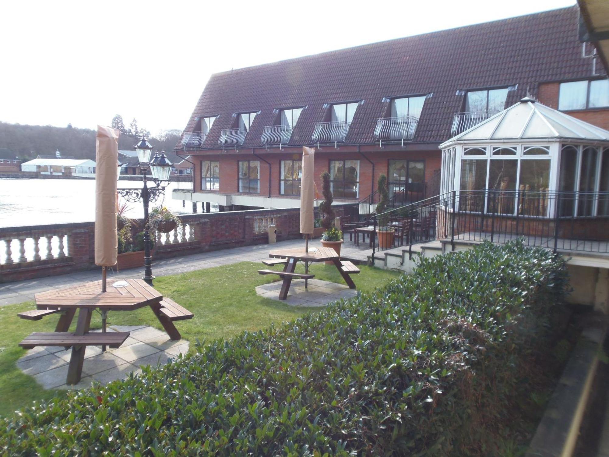 Lakeside International Hotel Camberley Exteriör bild