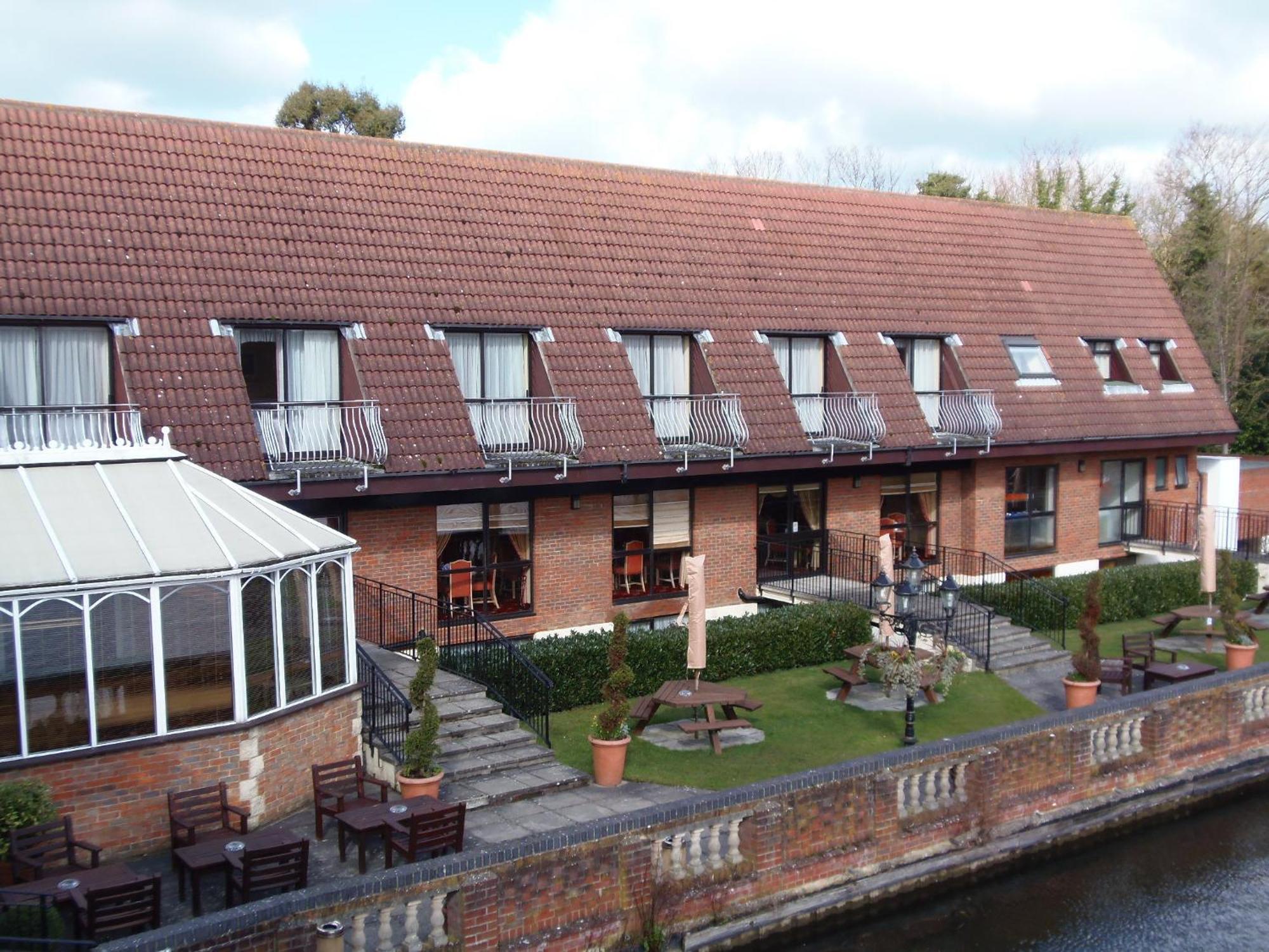 Lakeside International Hotel Camberley Exteriör bild