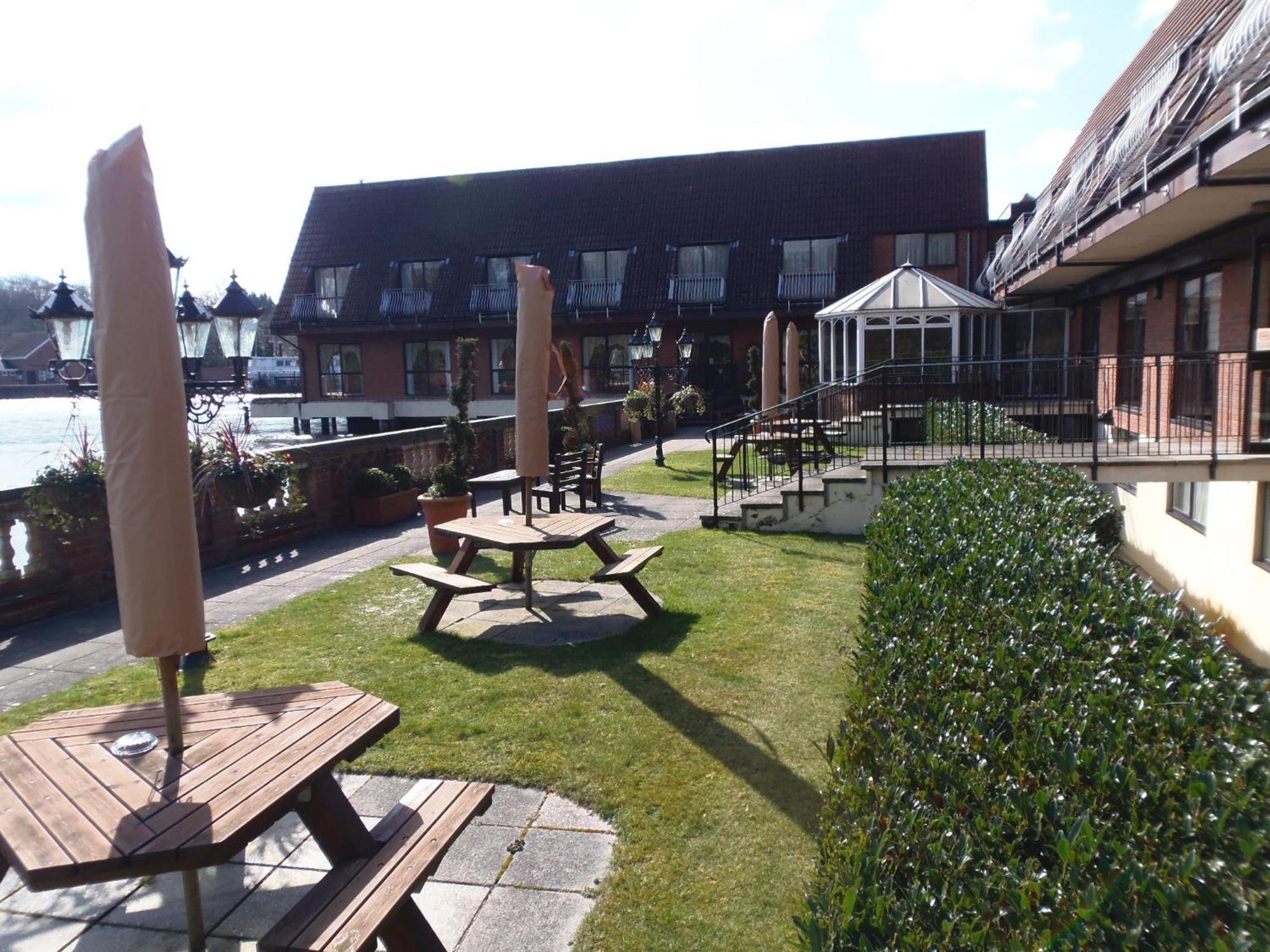 Lakeside International Hotel Camberley Exteriör bild