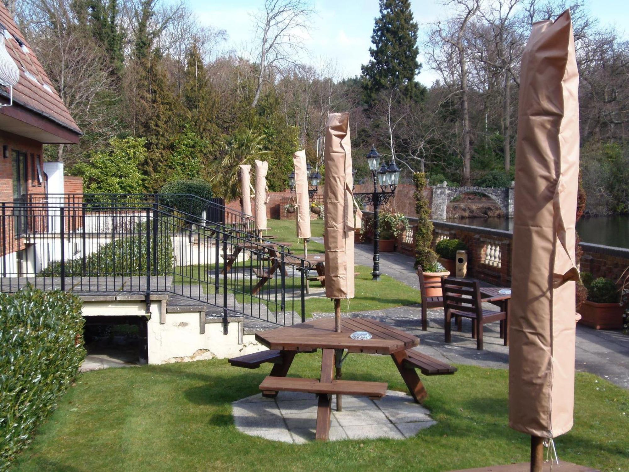 Lakeside International Hotel Camberley Exteriör bild