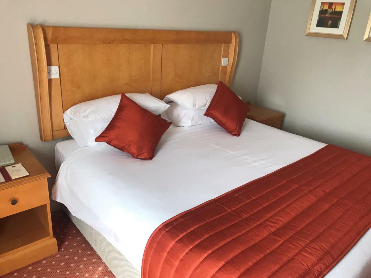 Lakeside International Hotel Camberley Exteriör bild