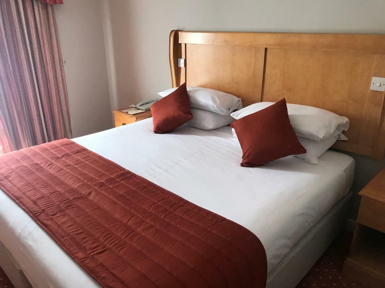 Lakeside International Hotel Camberley Exteriör bild